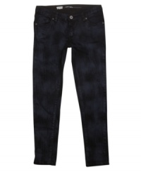 A skinny fit with a wide variety of washes, these Outta Control denim leggings from Levi's can complement her look whatever her style.
