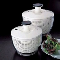 Fast, simple salads! Simply load clean/wet greens and press the soft, non-slip knob to spin. Easy, one-handed operation. Built-in brake stops the Salad Spinner for unloading. Knob locks for storage. Dishwasher safe. Fast, simple salads! Simply load clean/wet greens and press the soft, non-slip knob to spin. Easy, one-handed operation. Built-in brake stops the Salad Spinner for unloading. Knob locks for storage. Dishwasher safe.