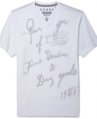 Raise your casual game with this graphic t-shirt from Guess. Raise your casual game with this graphic t-shirt from Guess.