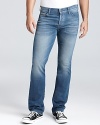 From 7 For All Mankind comes the essential Standard jeans--in a new wash that's the perfect balance of casual meet cool.