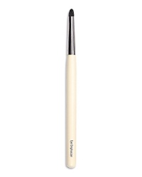 A round closely trimmed brush to easily smudge color around the rim of the eyes. Made of luxuriously soft black squirrel hair. A round closely trimmed brush to easily smudge color around the rim of the eyes. Made of luxuriously soft black squirrel hair.