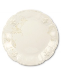 With embossed lilies and golden leaves, Portmeirion's decorated Fleur de Lys dinner plate sets tables in the French tradition. Classic, scalloped stoneware in warm ivory lends distinct old-world elegance to everyday dining.