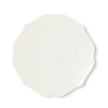 A casual, scalloped dinner plate in durable melamine simplifies your table presentation for all your delicious cuisine.