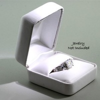 King Ice Elegant White Faux Leather Jewelry Ring Gift Box King Ice Elegant White Faux Leather Jewelry Ring Gift Box