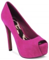 Sexy and feminine. Jessica Simpson's Carrie platform pumps feature a smooth upper and a darling peep toe.