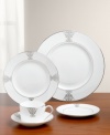For sublime sophistication serve your guests with the Imperial Scroll pasta plate. Reminiscent of a regal crest, the stunning scroll design is a striking contrast on white bone china.