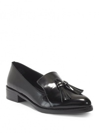 THE LOOKSleek patent leather upperPoint toeLeather tassels on topPadded insole1¼ heel (30mm)THE MATERIALPatent leather upperMan-made lining and soleORIGINImported THE LOOKSleek patent leather upperPoint toeLeather tassels on topPadded insole1¼ heel (30mm)THE MATERIALPatent leather upperMan-made lining and soleORIGINImported