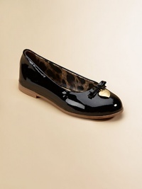 Shiny patent leather flats are adorned with a bow and logo-engraved heart at the vamp.Slip-onLeather upperLeather liningRubber solePadded insoleImported Shiny patent leather flats are adorned with a bow and logo-engraved heart at the vamp.Slip-onLeather upperLeather liningRubber solePadded insoleImported