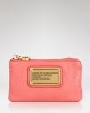 Crafted from leather with a logo plaque, this key pouch from MARC BY MARC JACOBS is a mini statement piece.