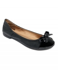 Ladylike, with a slight edge. R2's Lorane flats feature a pretty decorative bow atop the contrasting cap toe. Ladylike, with a slight edge. R2's Lorane flats feature a pretty decorative bow atop the contrasting cap toe.