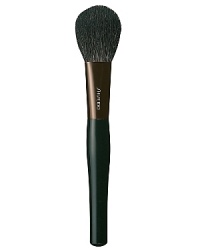 Shiseido The Makeup Blush Brush. This soft natural hair brush creates color and dimension with professional ease. The slightly flattened hairs are perfectly aligned to hug cheekbones, for exact shading control. Comes in its own convenient, protective carry-case.