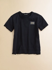 A short-sleeved, cotton tee with slightly frayed trim and logo patch.CrewneckShort sleevesPullover styleCottonMachine washMade in Italy A short-sleeved, cotton tee with slightly frayed trim and logo patch.CrewneckShort sleevesPullover styleCottonMachine washMade in Italy