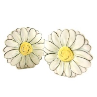 White Flower Tabletop Salt & Pepper Shaker Set White Flower Tabletop Salt & Pepper Shaker Set