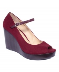 The Juliete platform wedges by R2 are sexy and smooth with a dainty ankle strap that makes this look decidedly feminine. The Juliete platform wedges by R2 are sexy and smooth with a dainty ankle strap that makes this look decidedly feminine.