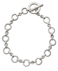 Let interlocking circles orbit your neckline. A chic necklace from the Lauren Ralph Lauren collection that features a simple big-and-small link chain crafted in a polished silver tone mixed metal. Approximate length: 18 inches.