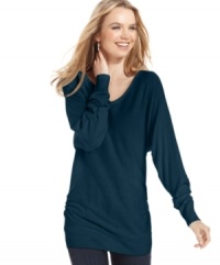 Snuggle into this cozy tunic sweater from Chelsea and Theodore. Ruching at the hips lends a figure-flattering look.