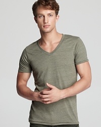 An essential basic in soft cotton, the perfect complement to a pair of classic, faded jeans. An essential basic in soft cotton, the perfect complement to a pair of classic, faded jeans.