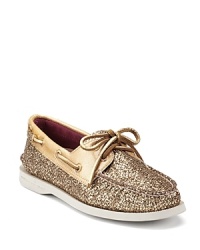 Glam meets casual in these classic Sperry Top-Sider boat shoes. These flats are fantastically fun, with glittering, metallic details. Glam meets casual in these classic Sperry Top-Sider boat shoes. These flats are fantastically fun, with glittering, metallic details.