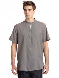 THE LOOKBanded collarFront button placket with keyhole detailsShort cuffed sleeves Seam detailsSide ventsTHE MATERIALCottonCARE & ORIGINMachine washMade in Italy THE LOOKBanded collarFront button placket with keyhole detailsShort cuffed sleeves Seam detailsSide ventsTHE MATERIALCottonCARE & ORIGINMachine washMade in Italy