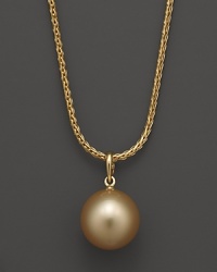 A timeless classic, this Tara Pearls necklace combines 18K yellow gold with a golden South Sea pearl.