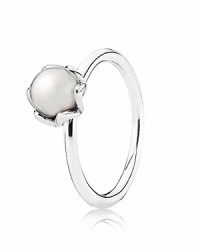 PANDORA's sterling silver and white pearl ring captures the essence of classic style and natural beauty.