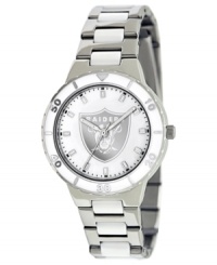 Silver and black attack! Root for your team 24/7 with this sporty watch from Game Time. Features an Oakland Raiders logo at the dial. Silver and black attack! Root for your team 24/7 with this sporty watch from Game Time. Features an Oakland Raiders logo at the dial.