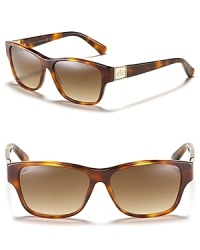 Nothing says classically cool than a pair of square wayfarers with Gucci's signature logo at temple. Nothing says classically cool than a pair of square wayfarers with Gucci's signature logo at temple.