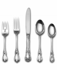 Place settings with an early American motif--recreated with the impeccable craftsmanship of Towle. The Old Master flatware pattern lends old-world beauty and grace to celebratory occasions in pure sterling silver. With an oversized dinner fork and knife.