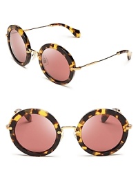 Old school meets new wave in these cinematic-quality Miu Miu sunglasses. Old school meets new wave in these cinematic-quality Miu Miu sunglasses.