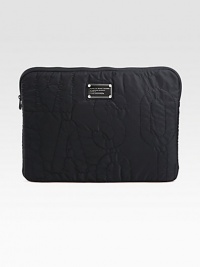 Signature quilted nylon zips around your computer for a stylish cover.Zip-around closureFully lined13¾W X 10½H X 3/4DImported Signature quilted nylon zips around your computer for a stylish cover.Zip-around closureFully lined13¾W X 10½H X 3/4DImported