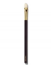 Tom Ford's brush collection is designed to bring ease and luxury to the process of creating your look - they make expert makeup application completely effortless. Apply cream eye color or concealer with the Tom Ford Shadow/Concealer Brush, developed with synthetic hair to expertly glide product onto skin with a seamless look. Handle is designed for true comfort and balance. Tom Ford's brush collection is designed to bring ease and luxury to the process of creating your look - they make expert makeup application completely effortless. Apply cream eye color or concealer with the Tom Ford Shadow/Concealer Brush, developed with synthetic hair to expertly glide product onto skin with a seamless look. Handle is designed for true comfort and balance.