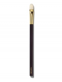 Tom Ford's brush collection is designed to bring ease and luxury to the process of creating your look - they make expert makeup application completely effortless. Apply cream eye color or concealer with the Tom Ford Shadow/Concealer Brush, developed with synthetic hair to expertly glide product onto skin with a seamless look. Handle is designed for true comfort and balance.