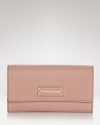 Style your look MARC BY MARC JACOBS down to the essentials, like this leather wallet. Its blocked leather taps the tonal trend, while its organized interior is fully functional.