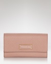 Style your look MARC BY MARC JACOBS down to the essentials, like this leather wallet. Its blocked leather taps the tonal trend, while its organized interior is fully functional.