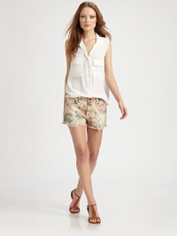 Relaxed, hip-slung denim updated in a ultra-feminine floral print.THE FITSkinny fitRise, about 9Inseam, about 2THE DETAILSZip flyFive-pocket styleBack patch pockets98% cotton/2% elastaneMachine washMade in USA of imported fabricModel shown is 5'10 (177cm) wearing US size 4. Relaxed, hip-slung denim updated in a ultra-feminine floral print.THE FITSkinny fitRise, about 9Inseam, about 2THE DETAILSZip flyFive-pocket styleBack patch pockets98% cotton/2% elastaneMachine washMade in USA of imported fabricModel shown is 5'10 (177cm) wearing US size 4.