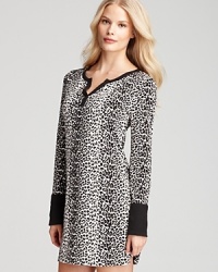 Sleep on the wild side in 40 Winks' snow leopard lounge shirt with an open v-neck and thermal trim. Sleep on the wild side in 40 Winks' snow leopard lounge shirt with an open v-neck and thermal trim.