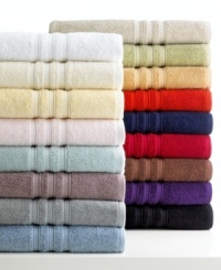 Color your world. Featuring luxurious Turkish cotton with an exceptionally soft finish, Lauren Ralph Lauren's Carlisle washcloth outfits your space in style. Choose from an array of brilliant hues to complement your decor.