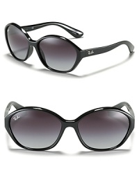 A subtle cat eye silhouette with Ray-Ban's signature logo at temples and right lens, the ultimate look for any season. A subtle cat eye silhouette with Ray-Ban's signature logo at temples and right lens, the ultimate look for any season.