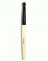 The tapered end of this brush is designed for smudging to create a modern, soft, smoky eye. 