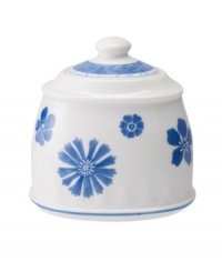 Vintage charm meets modern durability in the Farmhouse Touch sugar bowl, featuring cornflower-blue florals and bands in premium porcelain from Villeroy & Boch. Vintage charm meets modern durability in the Farmhouse Touch sugar bowl, featuring cornflower-blue florals and bands in premium porcelain from Villeroy & Boch.