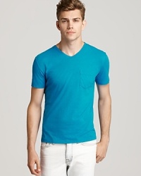 A blend of soft cotton and breezy linen lighten up your day in this casual yet refined tee from Vince. A blend of soft cotton and breezy linen lighten up your day in this casual yet refined tee from Vince.