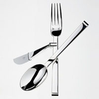 In this silver-plate flatware pattern, ultra-contemporary lines wed the extreme strictness of the straight line to the softness of the curve.