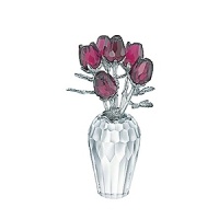 This wonderful vase in faceted clear crystal shows off six faceted rose blossoms in Ruby crystal. The silvertone metal details create magic in perfect harmony with the bright red flowers.