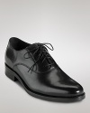 With its concealed NIKE AIR technology in the heel, this handsome dress shoe blends comfort and style with ease.