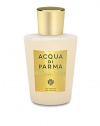 Perfectly skin-friendly with natural cleansing agents, this rich foaming gel is uniquely formulated to respect the natural balance of the skin. Jasmine extract, pro-vitamin B5 and rice proteins combine to create a luxuriously rich, soft foam that leaves the skin more radiant and smooth, while also beautifully scented. 6.7 oz. 