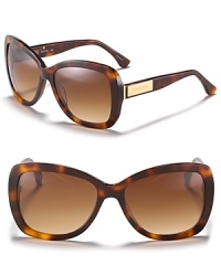 Oversized cat eye sunglasses featuring classic and glamorous design elements for year-round wear. Oversized cat eye sunglasses featuring classic and glamorous design elements for year-round wear.