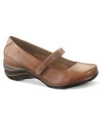 Major style. Hush Puppies' Epic Mary Jane flats slip on easily and are decorated with excellent contrasting stitching all along the vamp. Major style. Hush Puppies' Epic Mary Jane flats slip on easily and are decorated with excellent contrasting stitching all along the vamp.