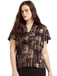 THE LOOKAllover abstract printV-neckShort sleevesTHE FITAbout 25 from shoulder to hemTHE MATERIAL96% silk/4% elastaneCARE & ORIGINHand washImported THE LOOKAllover abstract printV-neckShort sleevesTHE FITAbout 25 from shoulder to hemTHE MATERIAL96% silk/4% elastaneCARE & ORIGINHand washImported