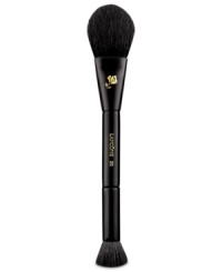 This versatile, dual-ended natural-hair brush is the ideal partner to contour the face and create a customized, naturally sculpted look. The flat, oval shape gently lays product on the skin, while the flat circular tip gives a precise application.