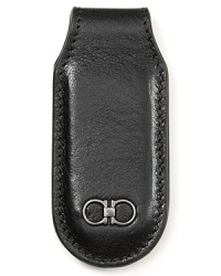 The modern magnetic closure of this money clip contrasts with the classic appeal of the leather for a refined, updated design.